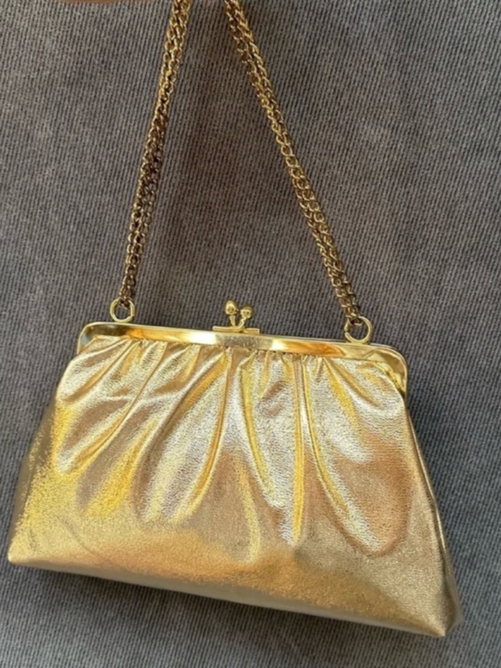 Vintage gold metallic handbag w/ chain strap